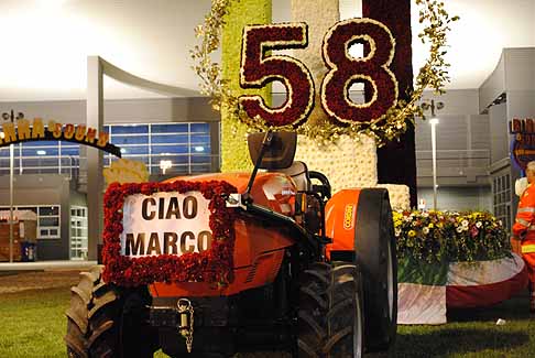 Marco Simoncelli - In meroria di Simoncelli, il carro composto da circa 50.000 fiori di garofani, rose, fogliame mediterraneo e prato inglese